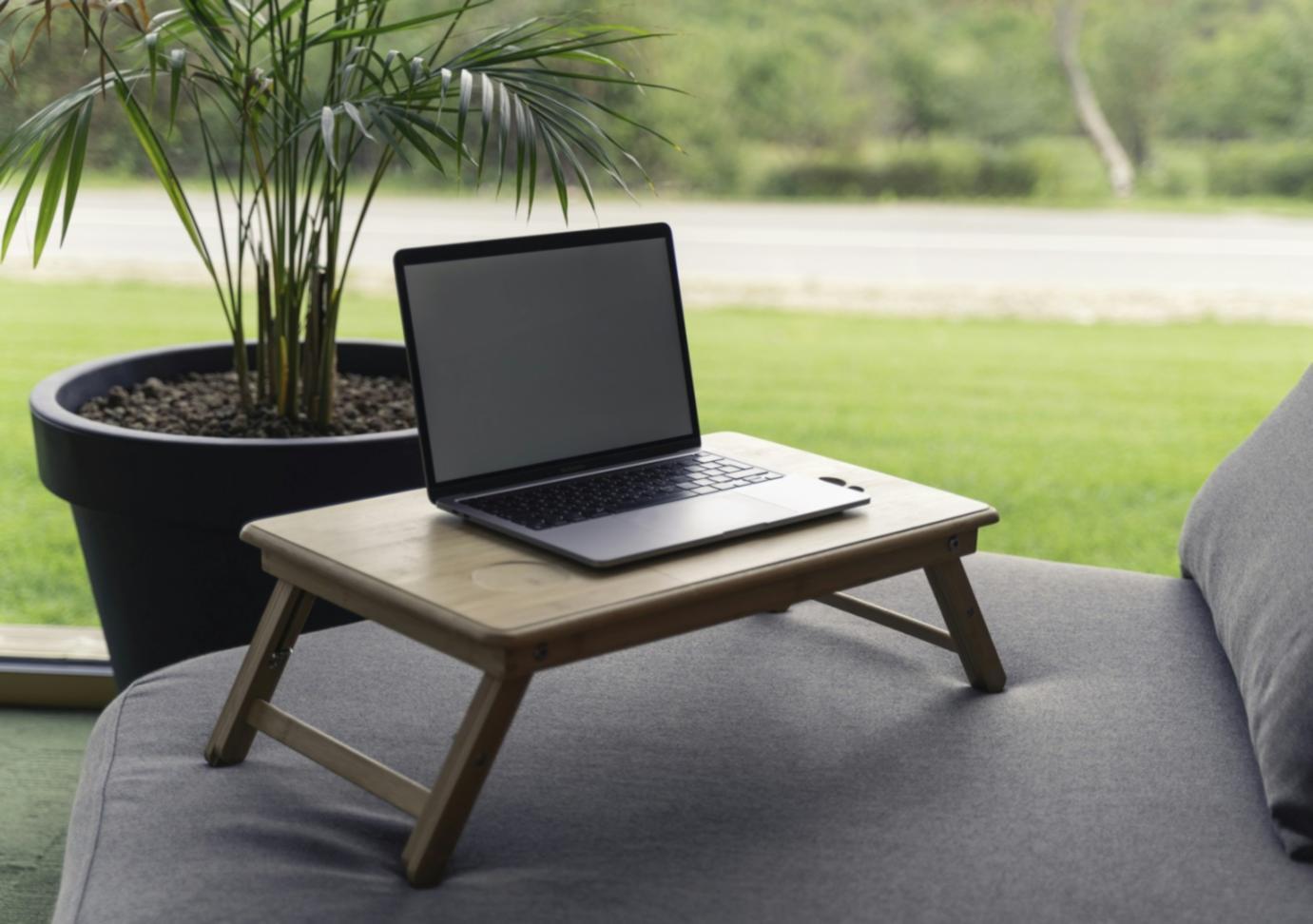 Professionista che rivede report finanziari su tablet